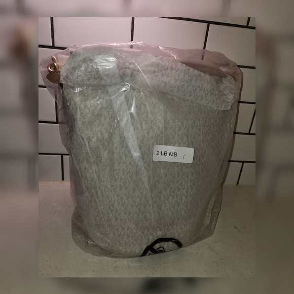 MICHAEL Michael Kors Brooke Medium Logo Bucket Bag NWT - Picture 8 of 15